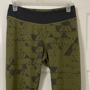 The North Face FLASHDRY Women’s Green Athletic Pants w Geometric Print Size M